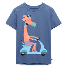 Afbeelding in Gallery-weergave laden, Kinder Premium T-Shirt - Giraffe auf dem Roller - Taubenblau