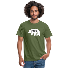 Charger l'image dans la galerie, Männer T-Shirt - Papa Bär - Militärgrün