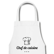 Indlæs billede til gallerivisning Weiße Küchenschürze mit Kochmützen-Motiv und Spruch „Chef de cuisine“ mit drei Sternen