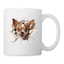 Afbeelding in Gallery-weergave laden, Chihuahua-Hund mit großen Augen bricht im 3D-Effekt durch weiße Keramiktasse