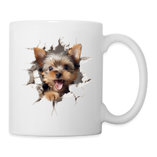 Ladda upp bild till gallerivisning, Weiße Tasse mit Yorkshire-Terrier, der aus 3D-Loch blickt, ohne Text