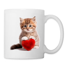Charger l'image dans la galerie, Tasse mit flauschigem Kätzchen, das ein rotes Herz in den Pfoten hält