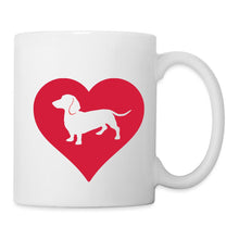 Carregar imagem no visualizador da galeria, Weiße Tasse mit Dackel-Silhouette in rotem Herz, ein Herz für Dackel