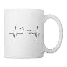Charger l'image dans la galerie, Weiße Tasse mit schwarzer Herzschlag-Linie, die zur Dackel-Silhouette wird