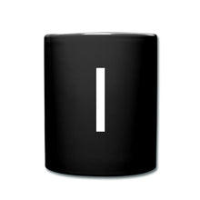 Carregar imagem no visualizador da galeria, Schwarze Tasse mit großem weißem Buchstaben I im minimalistischen Monogramm-Design