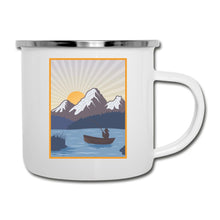 Lataa kuva Galleria-katseluun, Weisse Emaille-Tasse mit Angler im Boot, Bergen und Sonnenaufgang im Retro-Stil