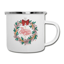 Lataa kuva Galleria-katseluun, Weiße Emaille-Tasse mit Weihnachtskranz und rotem „Merry Christmas"-Schriftzug