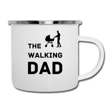 Carica l'immagine nel visualizzatore di Gallery, Weiße Emaille-Tasse mit Kinderwagen-Silhouette und Spruch The Walking Dad in Schwarz