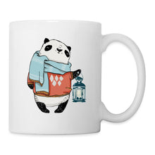 Carica l'immagine nel visualizzatore di Gallery, Verträumter Panda mit Schal, rotem Pulli und leuchtender Laterne auf weißer Tasse