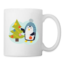 Indlæs billede til gallerivisning Tasse mit Pinguin in blauer Mütze, Christbaumkugel und geschmücktem Weihnachtsbaum