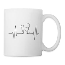 Afbeelding in Gallery-weergave laden, Weiße Katzen-Tasse mit Herzschlag-Linie, die zur Katzen-Silhouette wird, ohne Text