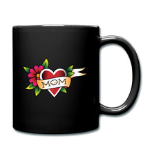 Carregar imagem no visualizador da galeria, Schwarze Tasse mit Tattoo-Motiv: rotes Herz, Blume und MOM-Banner