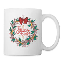 Carica l'immagine nel visualizzatore di Gallery, Weißer Becher mit Weihnachtskranz, roter Schleife und Schriftzug Merry Christmas