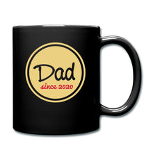 Indlæs billede til gallerivisning Schwarze Tasse mit beige-rotem Badge und Spruch Dad since 2020