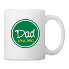 Afbeelding in Gallery-weergave laden, Weisse Tasse mit gruenem Button und Schriftzug "Dad since 2022"