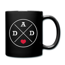 Indlæs billede til gallerivisning Schwarze Tasse mit weißem DAD-Emblem und rotem Herz, Geschenk für Papa