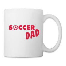 Afbeelding in Gallery-weergave laden, Weiße Tasse mit rotem Schriftzug 'Soccer Dad' und Fußball als Buchstabe