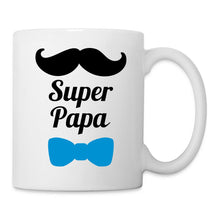 Carregar imagem no visualizador da galeria, Weiße Tasse mit Schnurrbart, Schriftzug 'Super Papa' und blauer Fliege