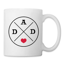 Ladda upp bild till gallerivisning, Weiße Tasse mit rundem Emblem, Schriftzug „DAD“ und rotem Herz
