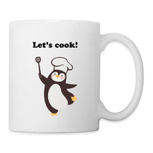 Indlæs billede til gallerivisning Tasse mit kochendem Pinguin, Kochmütze und Pfannenwender, Spruch "Let's cook!"