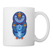 Indlæs billede til gallerivisning Pinguin-Tasse mit Mama-Pinguin, die ihr Kind im Boho-Stil umarmt