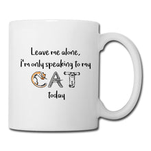 Lataa kuva Galleria-katseluun, Tasse I'm only speaking to my cat - Weiß