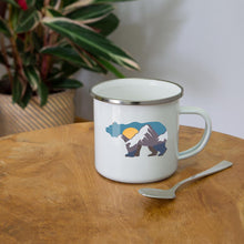 Carica l'immagine nel visualizzatore di Gallery, Emaille-Tasse mit Bär und Bergen - Weiß