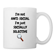 Indlæs billede til gallerivisning Weiße Tasse mit Spruch I'm not ANTI-SOCIAL I'm just SOCIALLY SELECTIVE und Lupe