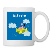 Lataa kuva Galleria-katseluun, Tasse mit rosa Flamingo im Flugzeug über Wolken und Spruch just relax