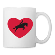 Carregar imagem no visualizador da galeria, Weiße Tasse mit Springreiterin auf Pferd im roten Herz, Motiv für Reiter
