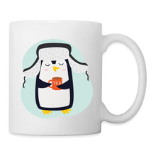 Indlæs billede til gallerivisning Süßer Pinguin mit Fellmütze hält orangen Teebecher mit Aufschrift TEA
