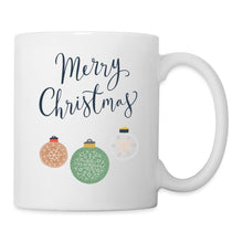 Indlæs billede til gallerivisning Weiße Weihnachtstasse mit Schriftzug Merry Christmas und drei Christbaumkugeln