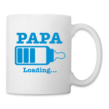 Lataa kuva Galleria-katseluun, Weiße Tasse mit blauem Schriftzug 'PAPA Loading...' und Babyflaschen-Ladebalken