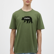 Indlæs billede til gallerivisning Männer T-Shirt - Papa Bär - Militärgrün
