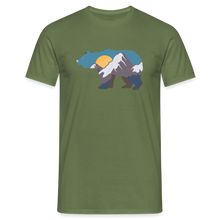 Load image into Gallery viewer, Männer T-Shirt mit Bär und Berg - Militärgrün
