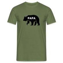 Indlæs billede til gallerivisning Männer T-Shirt - Papa Bär - Militärgrün
