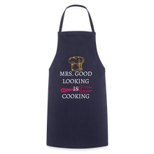 Indlæs billede til gallerivisning Dunkelblaue Kochschürze mit Spruch Mrs. Good Looking is Cooking, Kochmütze und Schneebesen
