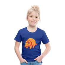 Load image into Gallery viewer, Kinder Premium T-Shirt - Dino Triceratops - Königsblau
