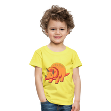 Load image into Gallery viewer, Kinder Premium T-Shirt - Dino Triceratops - Gelb
