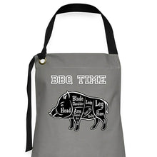 Afbeelding in Gallery-weergave laden, Graue Kochschürze BBQ Time mit schwarzer Schwein-Silhouette und Fleisch-Teilstücken
