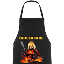 Lataa kuva Galleria-katseluun, Schwarze Grillschürze Grilla Girl mit Comic-Superheldin, Grillgabel und Flammen
