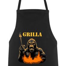 Indlæs billede til gallerivisning Schwarze Grillschürze mit brüllendem Gorilla, Grillgabel, Flammen und Schriftzug GRILLA
