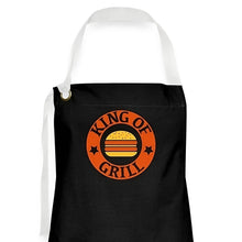 Charger l'image dans la galerie, Schwarze Grillschürze mit orangem King of Grill-Emblem und Burger-Motiv
