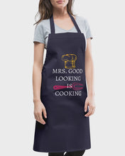 Indlæs og afspil video i gallerivisning Køkkenforklæde - Mrs. Good Looking is Cooking
