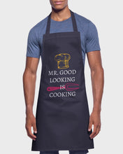 Indlæs og afspil video i gallerivisning Køkkenforklæde - Mr. Good Looking is Cooking

