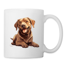Carregar imagem no visualizador da galeria, Tasse mit fröhlichem braunem Labrador Retriever liegend, ohne Spruch, Hundemotiv
