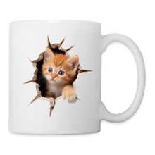 Charger l'image dans la galerie, Tasse mit rotgetigertem Kätzchen, das durch ein 3D-Loch lugt

