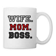 Lataa kuva Galleria-katseluun, Weiße Tasse mit College-Spruch WIFE. MOM. BOSS. in Rot und Schwarz
