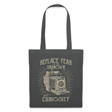 Indlæs billede til gallerivisning Stoffbeutel mit Vintage-Kamera und Spruch Replace Fear of the Unknown with Curiosity

