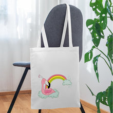 Lataa kuva Galleria-katseluun, Jutebeutel mit Flamingo und Regenbogen - Weiß
